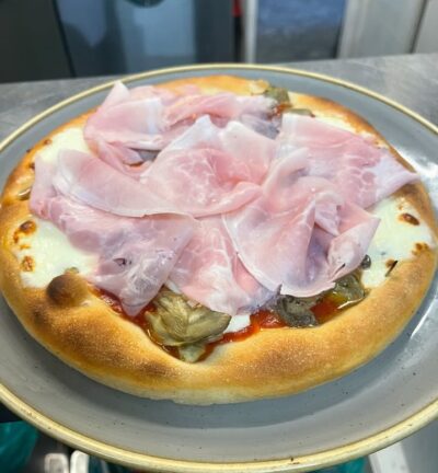 verdesalvia-vigevano_pizza-stagioni-fiordilatte-carciofi-porcini-olive-taggiasche-cotto