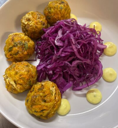 verdesalvia-vigevano_antipasto-polpettine-verdure-cavolo-rosso-marinato-maionese-curcuma